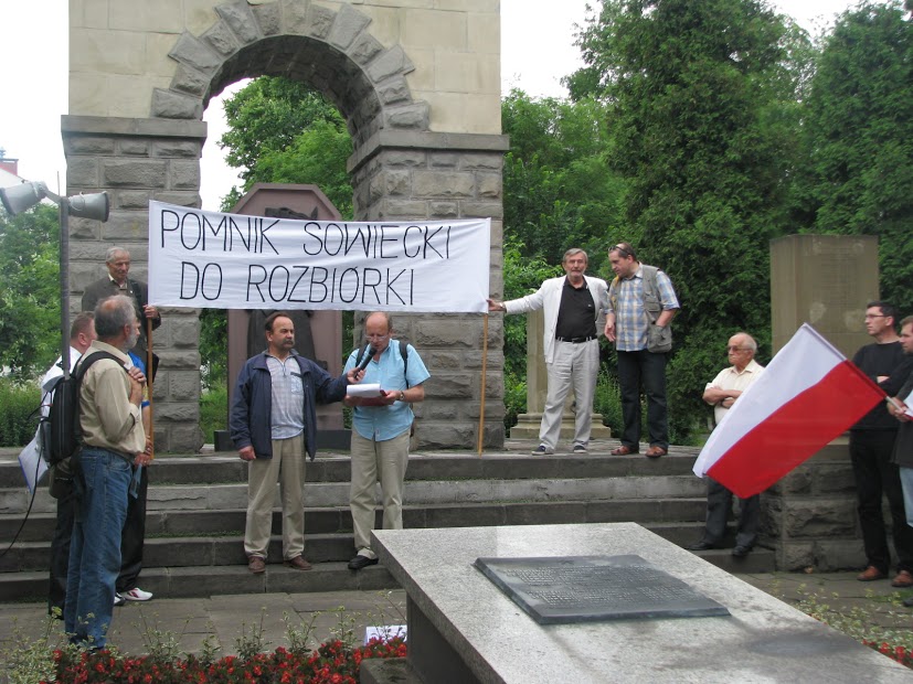 Jeden z wieców protestacyjnych przeciwko sowieckiemu pomnikowi w Nowym Sączu