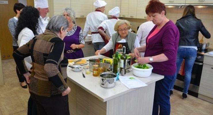 Seniorzy gotowali z uczniami szkoły w Dąbrowicy