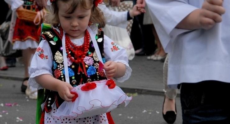 Tłumy wiernych na procesjach Bożego Ciała