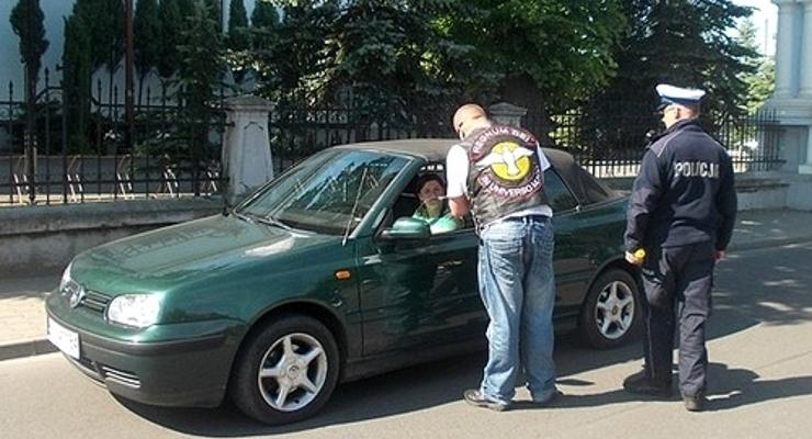 Policjanci patrolują ulice razem z… księdzem