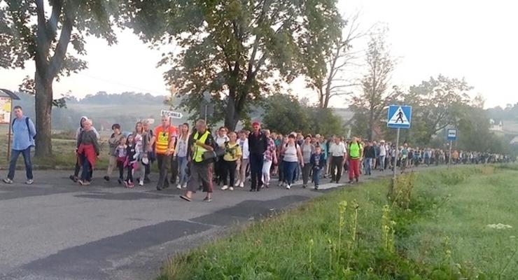 Przeszli nocą z Bochni do Pasierbca