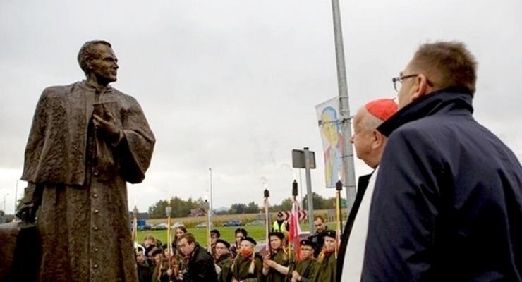 Poświęcono pomnik Wikarego Świata