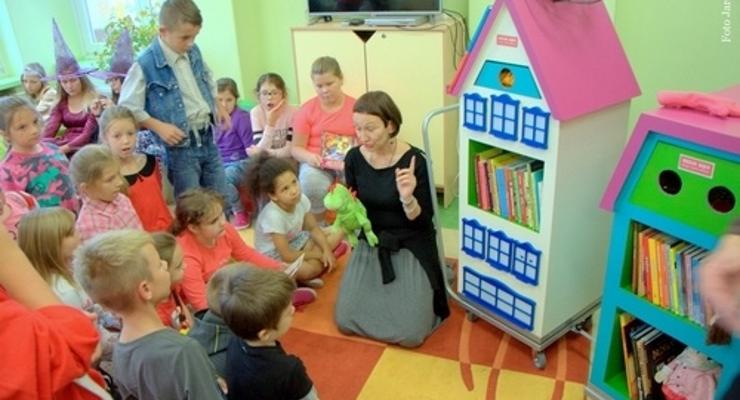Szpital w Krakowie otrzymuje mobilną bibliotekę
