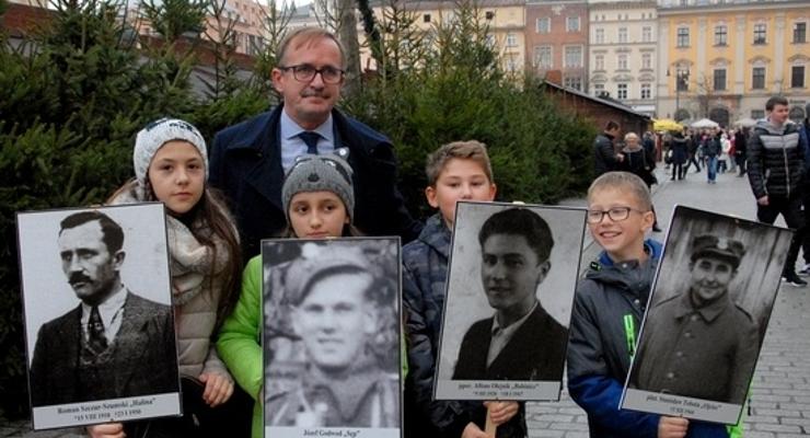 Uczniowie "Dwójki" na Zaduszkach Wyklętych