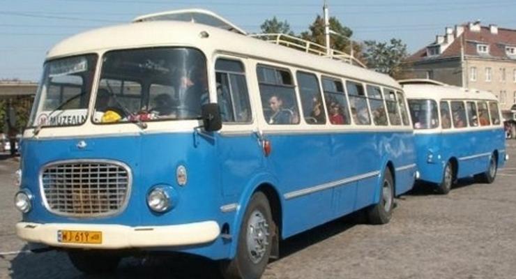 Historyczne tramwaje i autobusy na ulicach Krakowa 