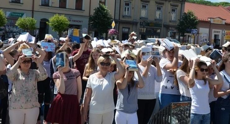 Czytelniczy flash mob zawładnął rynkiem - Foto