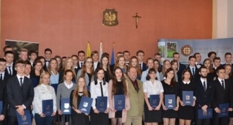 Dyrektorzy, nauczyciele, uczniowie z nagrodami