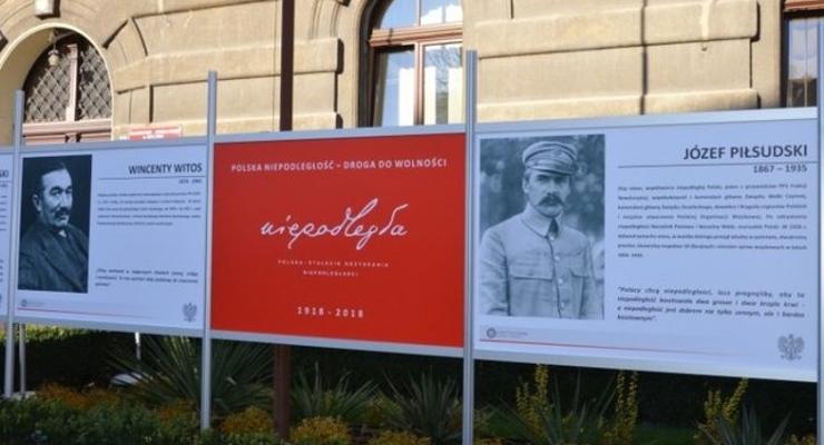 Droga do wolności - wystawa przed gmachem starostwa