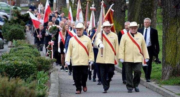 Jeszcze raz przemaszerowali pod pomnik katyński