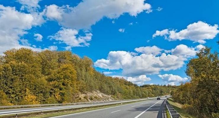 Tir w poprzek autostrady