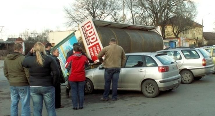 Wiata autobusowa spadła na auta