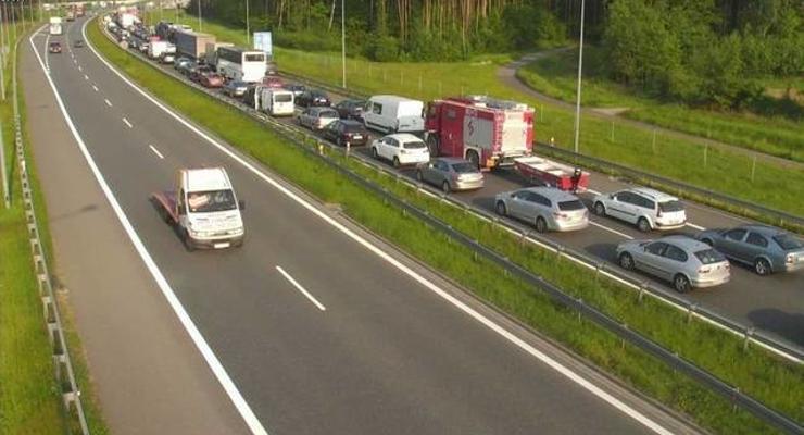 Samochód ciężarowy zerwał bariery na A-4