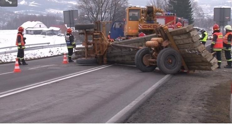 Tarnów: uwaga! słupy na drodze!
