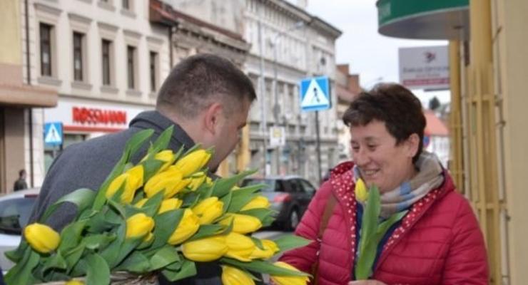 Starostowie rozdawali tulipany