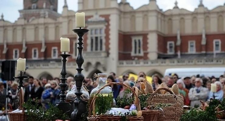 Święcenie pokarmów przed Bazyliką Mariacką