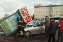 Wiata autobusowa spadła na auta