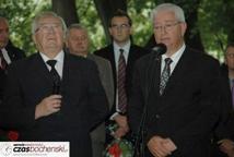 Symboliczne pojednanie nad mogiłami żołnierzy Września
