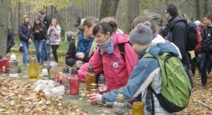 Maszerowali szlakiem cmentarzy Wielkiej Wojny 