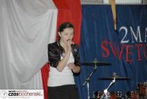 II LO: taniec i śpiew w Dniu Flagi (video)
