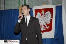 II LO: taniec i śpiew w Dniu Flagi (video)