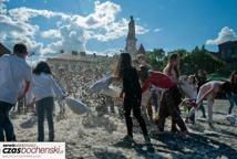 Wielka bitwa na poduszki na Rynku