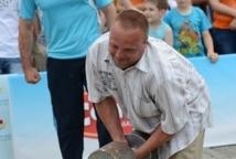 Strongman: bochnianie prężyli muskuły (foto)
