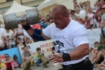 Strongman: bochnianie prężyli muskuły (foto)