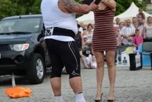 Strongman: bochnianie prężyli muskuły (foto)