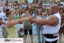 Strongman: bochnianie prężyli muskuły (foto)