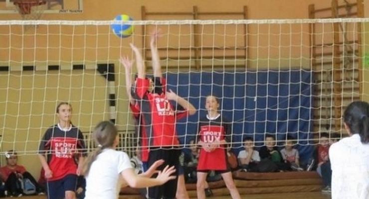 "Czwórka" najlepsza w minisiatkówce dziewcząt