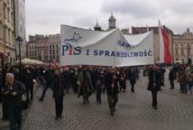 Kraków: Marsz Niepodległości-przemarsz przez rynek