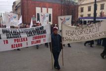 Kraków: Marsz Niepodległości-przemarsz przez rynek