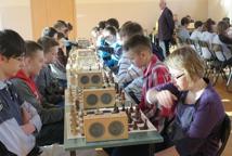 Uczniowie łamali głowy nad szachownicą