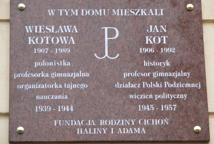 Odsłonięto tablicę ku pamięci Profesorstwa Kotów