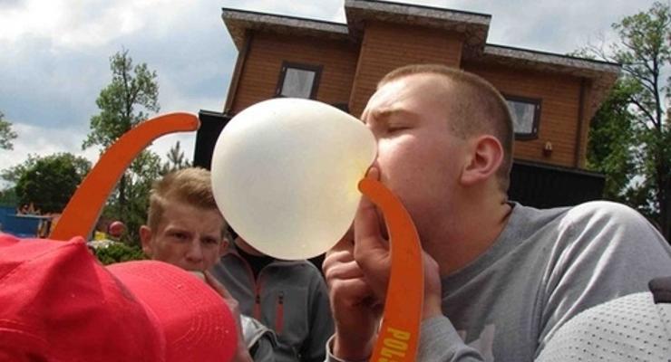 Mistrzostwa... w Dmuchaniu Balona z Gumy do Żucia 