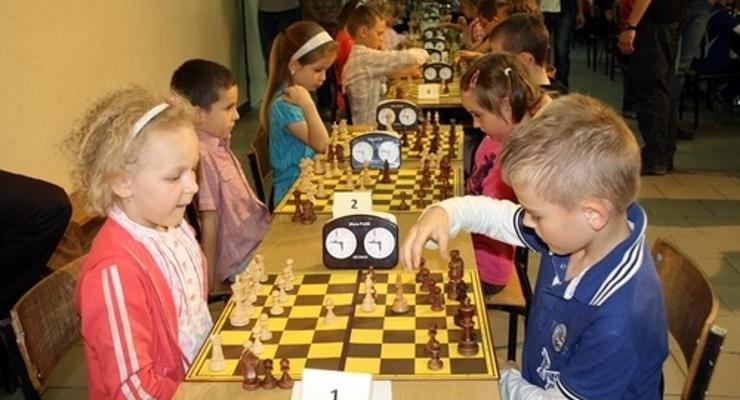 100 młodych szachistów potykało się w Rzezawie