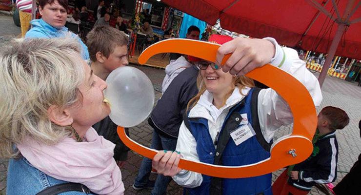 Wydmuchała prawie 23 cm balon!
