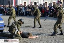 Rynek zaroił się od mundurów