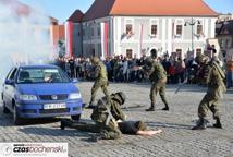 Rynek zaroił się od mundurów