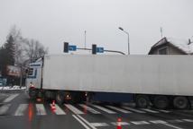 O włos od tragedii - TIR w ogrodzeniu