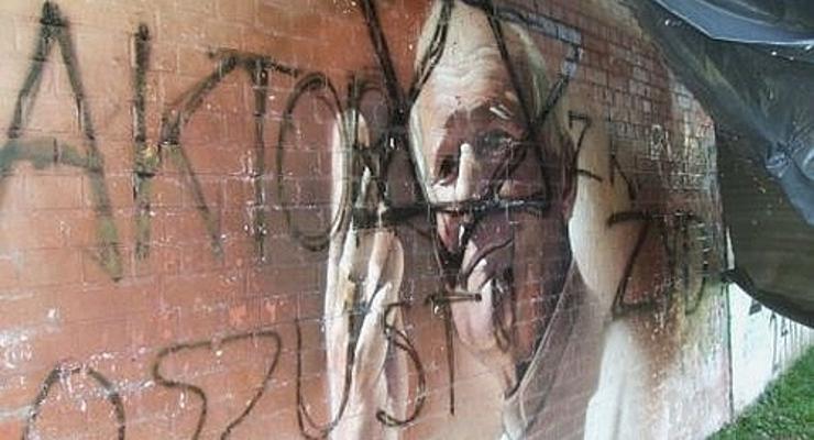 Zniszczono "papieski" mural 