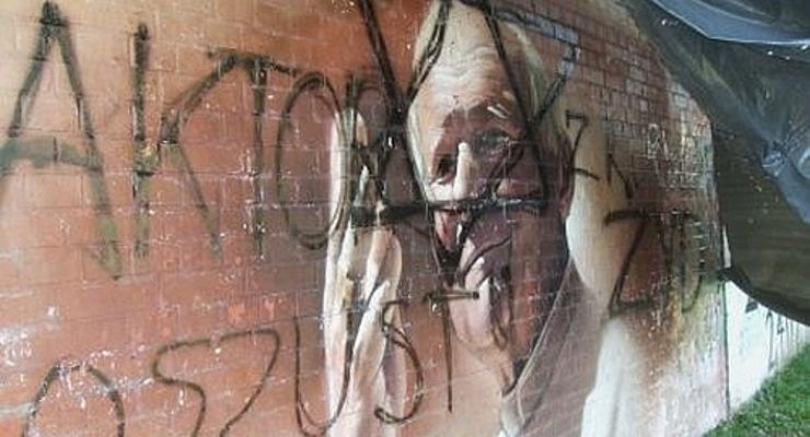 Zniszczono "papieski" mural 