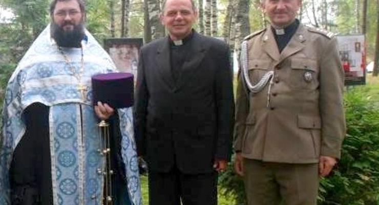 Kapelani z Żegociny modlili sie przy grobie rodaka