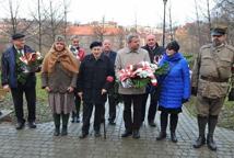  Kwiaty na mogiłach rozstrzelanych na Uzborni