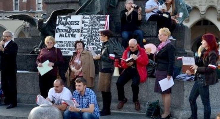 Protest przeciw usuwaniu ze szkół dzieł Mickiewicza i Sienkiewicza  