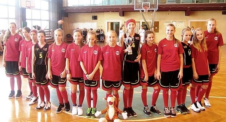 Młodziczki MOSiR zdobyły Puchar "Paderewa Cup 2013" 