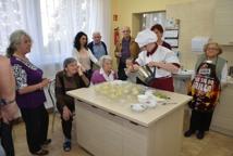 Seniorzy gotowali z uczniami szkoły w Dąbrowicy
