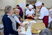 Seniorzy gotowali z uczniami szkoły w Dąbrowicy