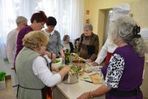 Seniorzy gotowali z uczniami szkoły w Dąbrowicy