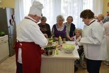 Seniorzy gotowali z uczniami szkoły w Dąbrowicy